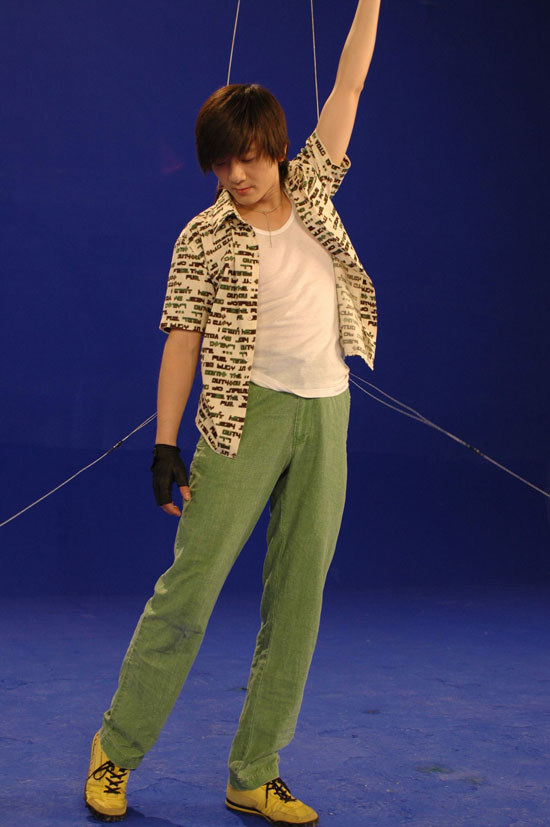 彭坦新歌MV秀声色真人动画 吊威亚不慎撞伤(