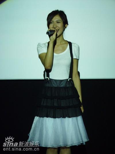 廖隽嘉深圳演出遭遇尴尬暗中镇定演出技惊四座