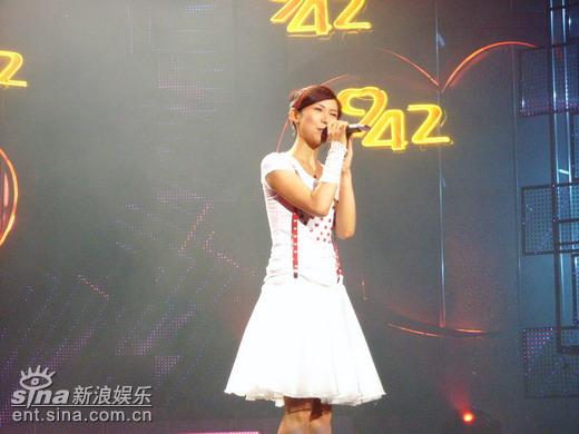 廖隽嘉深圳演出遭遇尴尬暗中镇定演出技惊四座