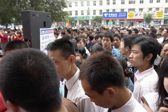 林宇中驾临包头签售千人拥挤引市中心骚乱(图)