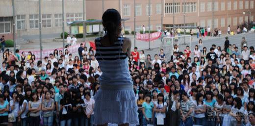 卡奇社高校巡演激励在校大学生努力上进(图)