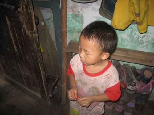 黑龙目睹双性人耶小阳的悲惨遭遇带头捐款(图