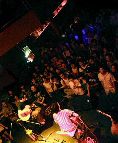 万晓利上海酒吧演出再现民谣音乐火爆现场(图