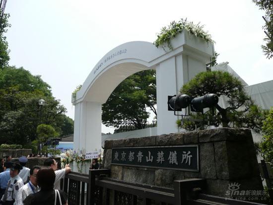 熬夜等候追忆会 数千歌迷唱歌悼念坂井泉水(图