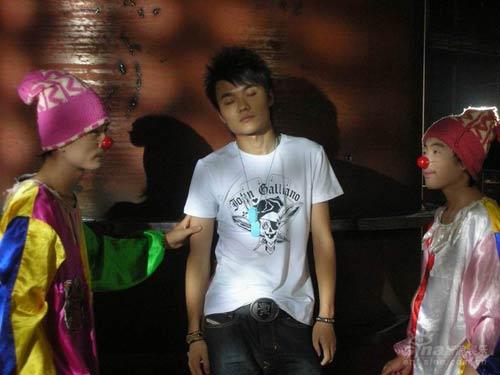 快男首支单曲MV开拍 姚政玩过头摔破名贵吉他