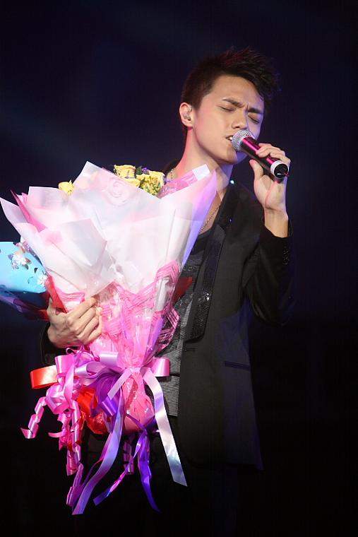 张敬轩助阵郑秀文大马演唱会 8月推新专辑【图】