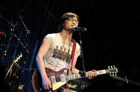 汪峰《勇敢的心》首唱会 新老歌曲震撼人心(图