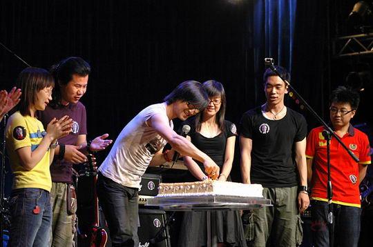 汪峰《勇敢的心》首唱会 新老歌曲震撼人心(图