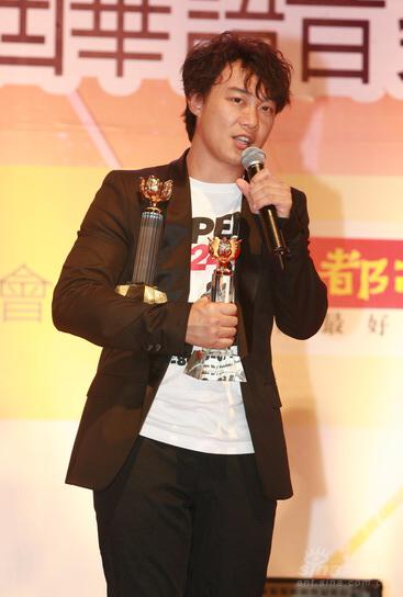 陈奕迅获华语传媒压轴大奖 稳固新歌王地位_娱