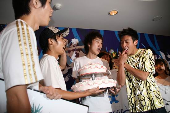 陈冠希内地宣传起跑 上海歌迷献上生日蛋糕(图