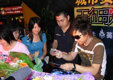 芙蓉姐姐缺席王征签唱会 现场气氛热闹不受影