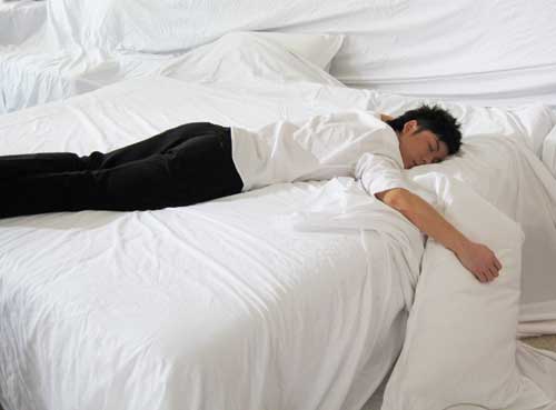 王栎鑫初恋MV与女主角亲密 脸颊绯红遭调戏(