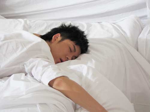 王栎鑫初恋MV与女主角亲密 脸颊绯红遭调戏(