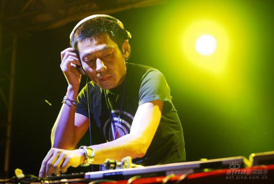 烟花点亮夏夜星空(图)