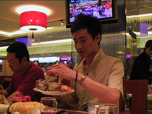 王弢悄然杀回成都采风 寻找灵感物色单簧管苗