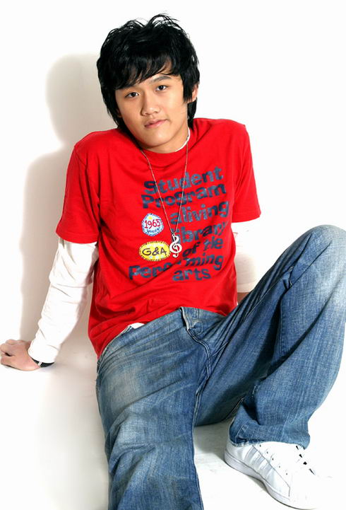 摩艾音尚力推华裔男生 马保罗飞赴马来秘密受