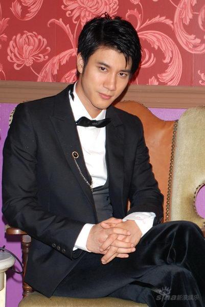 王力宏新歌传甜蜜 与Selina拍MV贴身热舞(图)