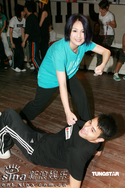 组图:《烈女风云》彩排 杨千嬅躲在梁汉文身后_影音娱乐_新浪网