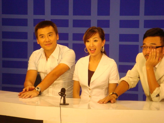 Sara化身娱乐主播 与汪涵马可越策越开心