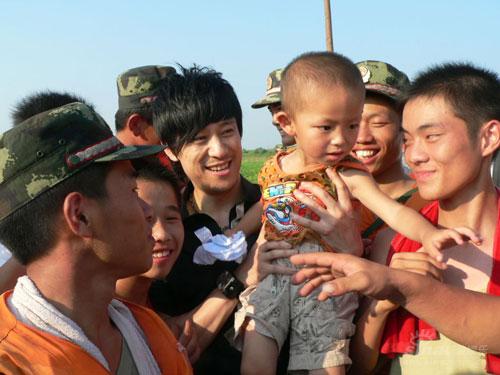 小东抗洪第一线献歌 官兵齐声高歌《中国娃》