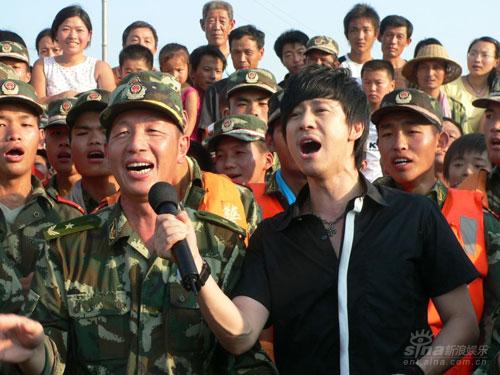 小东抗洪第一线献歌 官兵齐声高歌《中国娃》