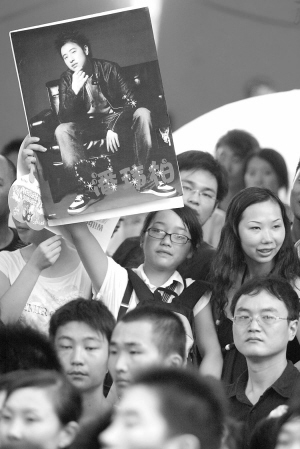 潘玮柏南京签售万人到场现场提刘亦菲就脸红
