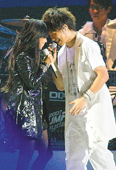 <em>张惠妹</em>蹬超高跟鞋激舞 <em>阿信</em>当钢管全身僵硬(图