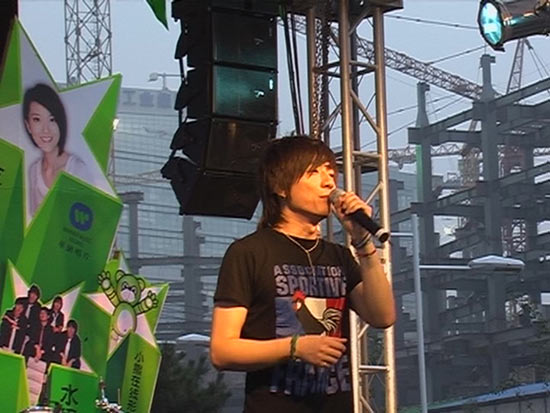 彭坦献唱救助贫困儿童 私藏物品被高价拍走(图