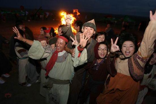 大学生音乐节夏令营开幕 草原篝火晚会掀高潮