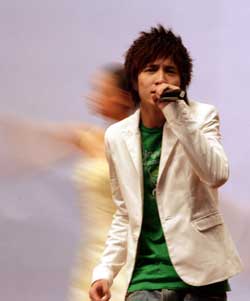 薛之谦发专辑现场教哑语表达对弱势人群的关爱