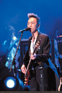 黄家驹弟弟酝酿两年发专辑 黄家强先结婚后写