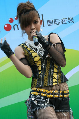 炫舞精灵王一冰忙里偷闲 给化妆师上舞蹈课