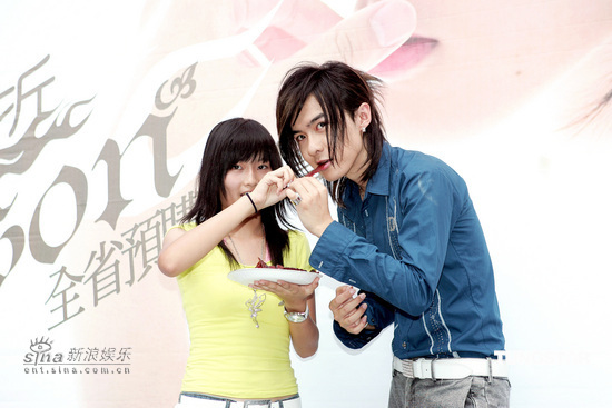 唐禹哲专辑《爱我》预购开跑 百架飞机齐飞(图