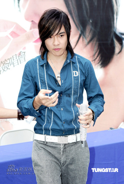 唐禹哲专辑《爱我》预购开跑 百架飞机齐飞(图