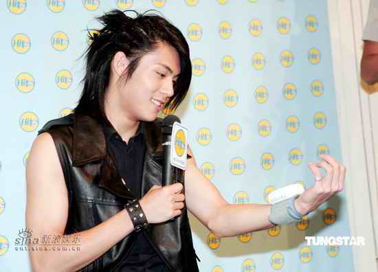 陈奕新专辑将发行 与猛男美女亲密接触害羞(图