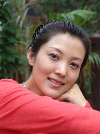 谢雨欣出任“红歌会”评委 想在2008出嫁(图)