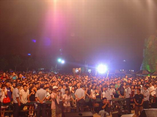 迪克牛仔天津签唱场面火爆 歌迷肩扛女友两小时