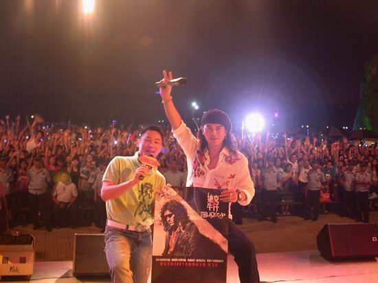 迪克牛仔天津签唱场面火爆 歌迷肩扛女友两小时