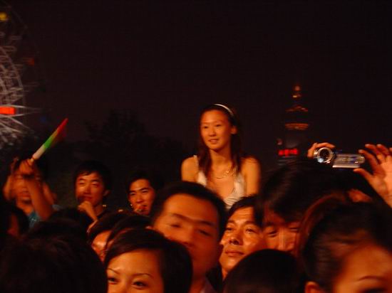 迪克牛仔天津签唱场面火爆 歌迷肩扛女友两小时