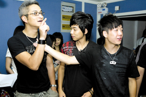 陈楚生缺席快男巡演彩排 嗓子未好导致失声(图