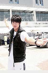 飞轮海组合吴尊文莱开店 千名外地粉丝追星而