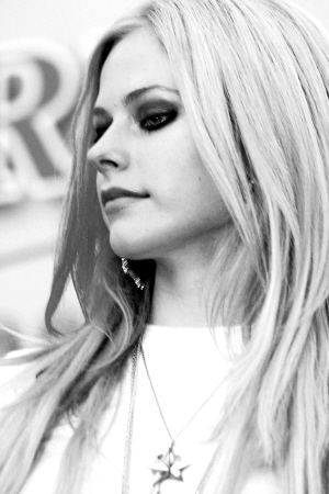 艾薇儿:中文歌实在太难唱演唱会后感受上海_影音娱乐_新浪网