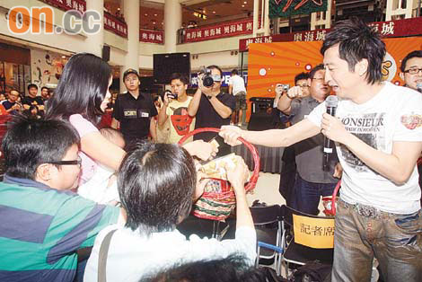 庾澄庆险被扯掉裤子派发现金券Fans狂抢(附图)