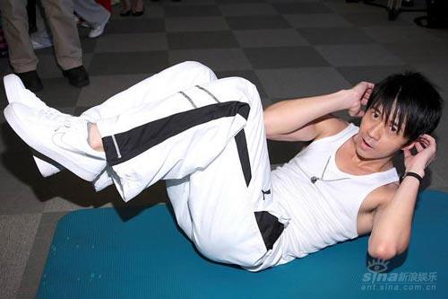 光良勤于健身练腹肌 上海个唱要脱衣(图)