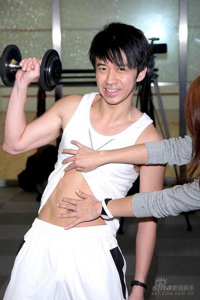 光良勤于健身练腹肌 上海个唱要脱衣(图)