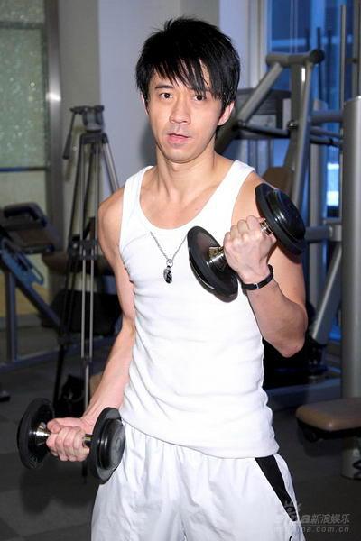 光良勤于健身练腹肌+上海个唱要\脱衣\(图)