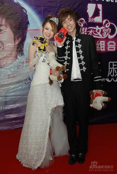 组图:华丽打造婚典 袁成杰戚薇签约北大星光