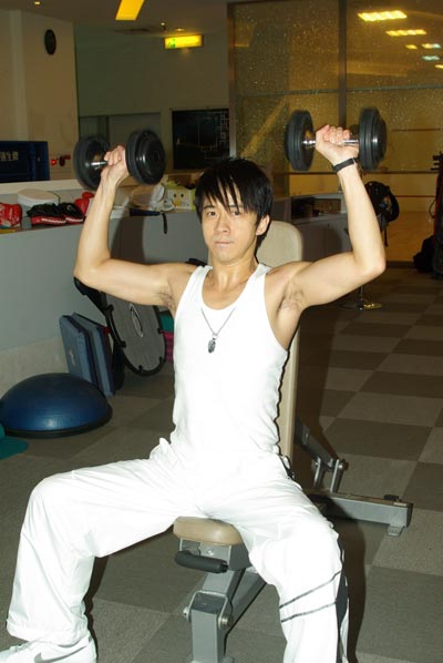 光良健身半年告别白斩鸡 展现傲人六块腹肌(图