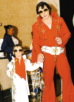 纪念猫王逝世30周年 67岁妇女因炎热而死亡(图