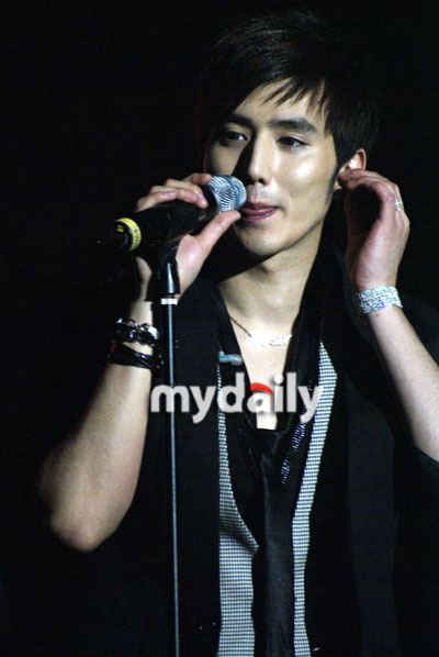 韩国歌手EVAN17日大学举行首场个人演唱会(